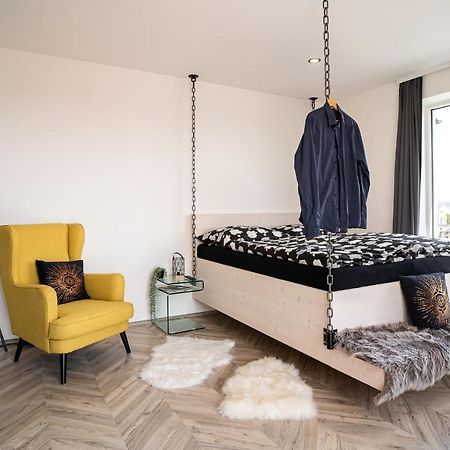 Zeppelin Studio With An Industrial View - Brno Apartment Bagian luar foto