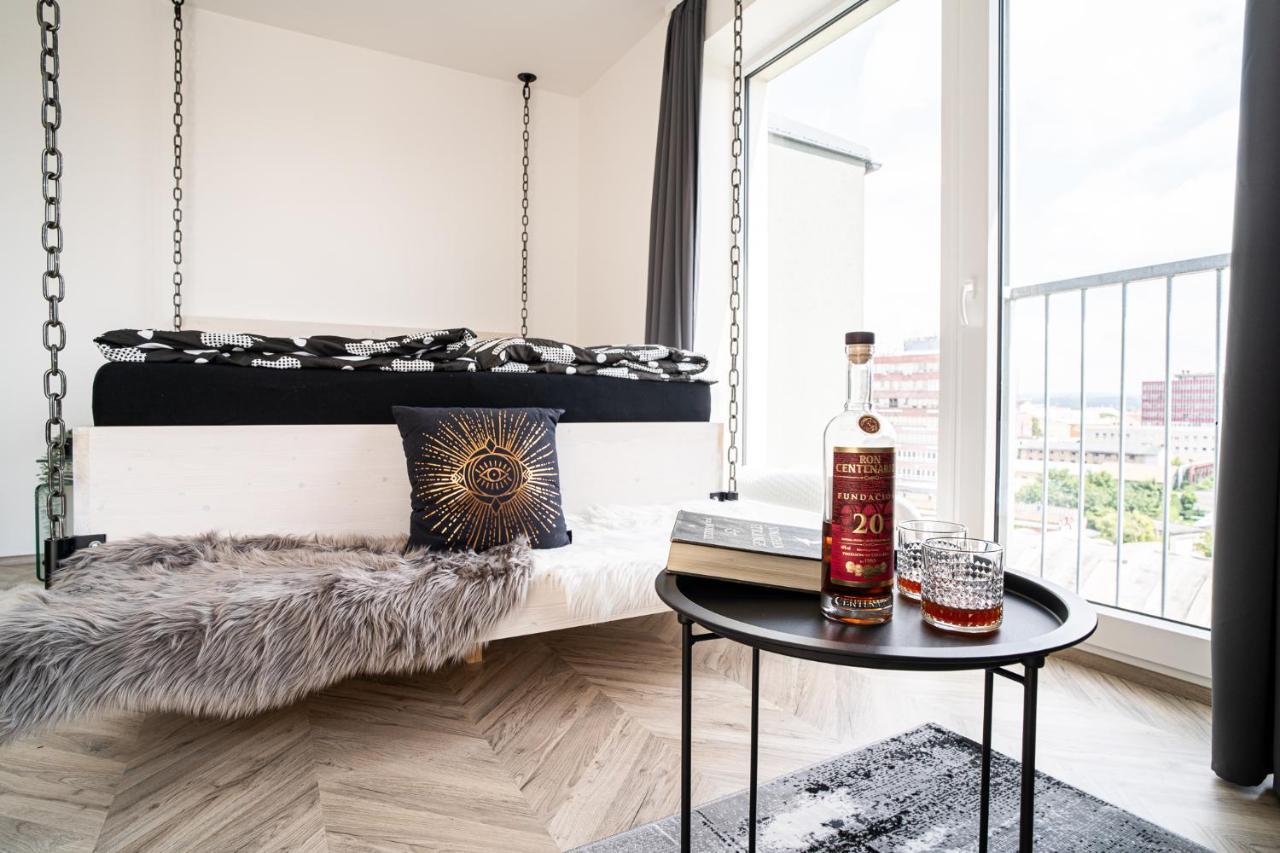 Zeppelin Studio With An Industrial View - Brno Apartment Bagian luar foto